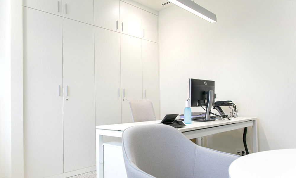 Aménagement d'un petit bureau avec des meubles de bureau blancs