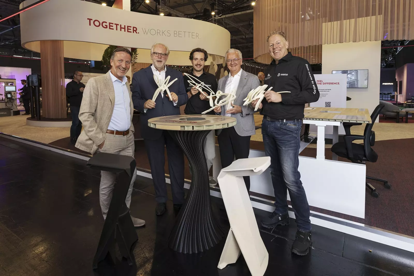 Groepsfoto directie samenwerking Pami en Triboo voor duurzame kantoormeubelen en 3d-geprinte oplossiingen