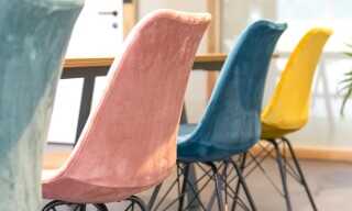 Blog - Chaises colorées au bureau