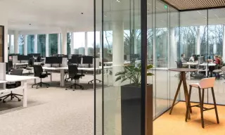 Aménagement des bureaux avec des bureaux et des chaises de bureau ergonomiques, ainsi qu'un poste de travail de concentration