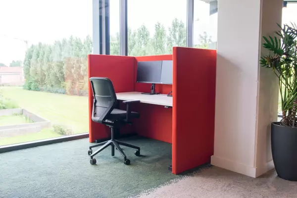 Bureau assis-debout avec chaise de bureau ergonomique et murs acoustiques rouges