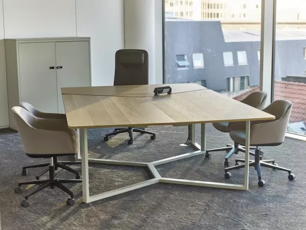 Sit-stand desk with moveable visitors' chairs