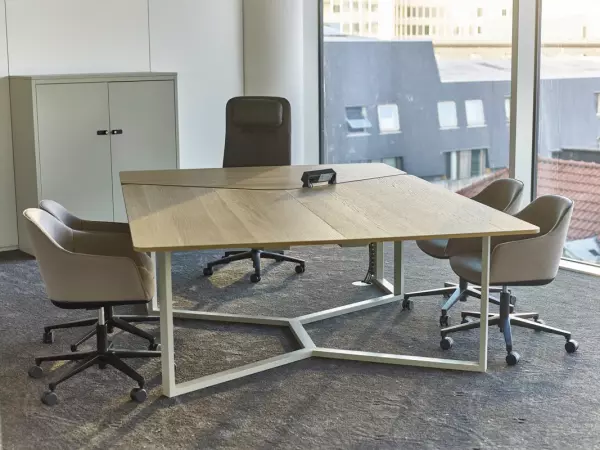 Bureau assis-debout avec chaises mobiles pour les visiteurs