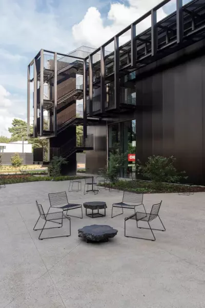 Espace extérieur avec chaises de patio noires