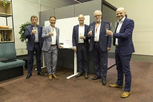 Photo de groupe de la coopération entre le conseil d'administration de Pami et de Linak pour les bureaux électriques 